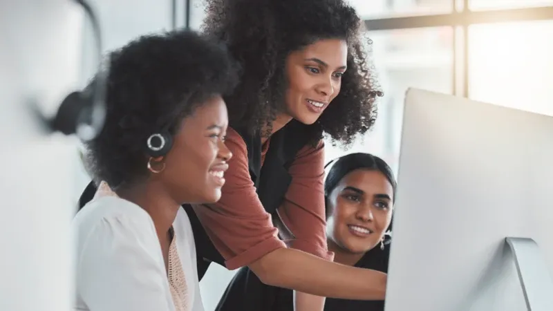 Collaborating around a monitor
